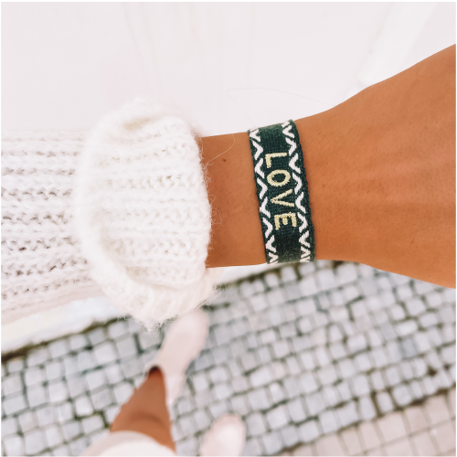 BRANSOLETKA MATERIAŁOWA NAPIS LOVE KOLOR CZARNY