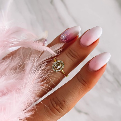 ZŁOTY PIERŚCIONEK Z OWALNYM OCZKIEM ZE STALI CHIRURGICZNEJ KRYSZTAŁKI