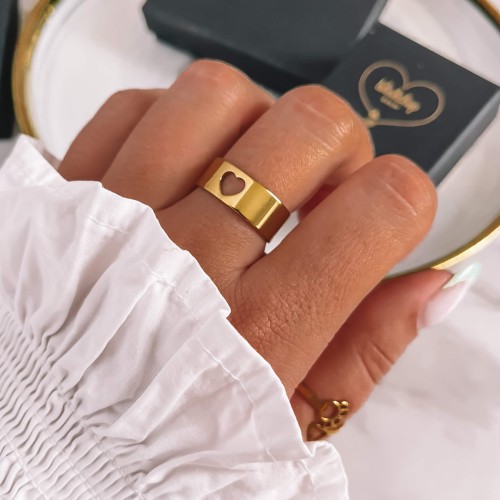 ZŁOTA PŁASKA OBRĄCZKA SERDUSZKO ZE STALI CHIRURGICZNEJ 