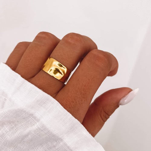 ZŁOTY PIERŚCIONEK ZE STALI CHIRURGICZNEJ MŁOTKOWANA SZEROKA OBRĄCZKA