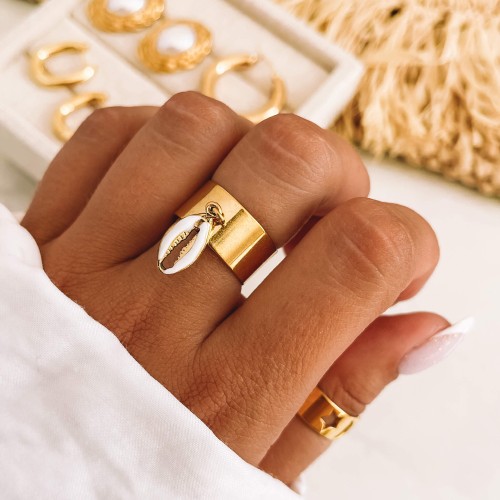 ZŁOTY PIERŚCIONEK ZE STALI CHIRURGICZNEJ SZEROKA OBRĄCZKA BIAŁA EMALIOWANA MUSZELKA