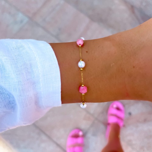 POZŁACANA LETNIA BRANSOLETKA ZE STALI CHIRURGICZNEJ Z AGATEM RÓŻOWYM I PEREŁKAMI