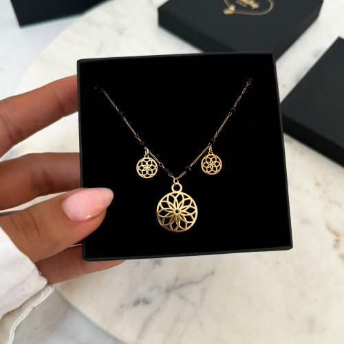 NASZYJNIK ZE STALI CHIRURGICZNEJ KORALIKI CZARNY Z ROZETAMI BOHO