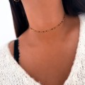 Pozłacany choker z wiśniowymi perełkami – uniwersalny naszyjnik do każdej stylizacji