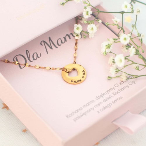 NASZYJNIK Z GRAWEREM IMION DLA MAMY OKRĄGŁY MEDALION Z SERCEM STAL CHIRURGICZNA PVD