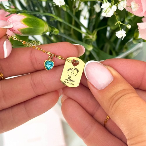 NASZYJNIK PREZENT DLA MAMY Z IMIENIEM SYNKA I STÓPKAMI PREZENT Z OKAZJI NARODZIN NA BABY SHOWER STAL POZŁACANA