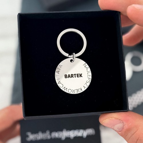 BRELOK DLA TATY Z IMIENIEM DZIECKA – PERSONALIZOWANY GRAWER OKRĄGŁY PREZENT