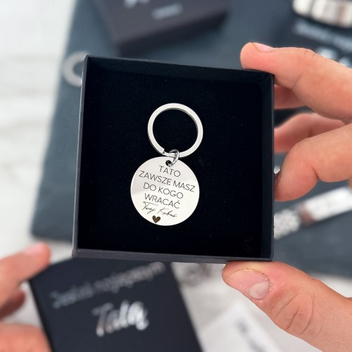 BRELOK DLA TATY Z GRAWEREM IMIENIA DZIECKA – „ZAWSZE MASZ DO KOGO WRACAĆ” PERSONALIZOWANY PREZENT