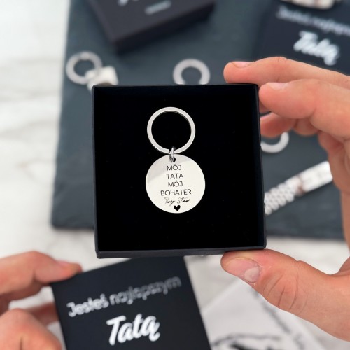 BRELOK DLA TATY Z GRAWEREM IMION DZIECI – „MÓJ TATA MÓJ BOHATER” PERSONALIZOWANY PREZENT