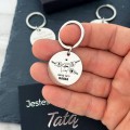 Brelok dla taty z motywem piąstek i grawerem imion wnuków wyjątkowy prezent
