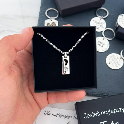 NASZYJNIK DLA TATY Z GRAWEREM STÓPKI DZIECKA PERSONALIZOWANY PREZENT IMIĘ DATA