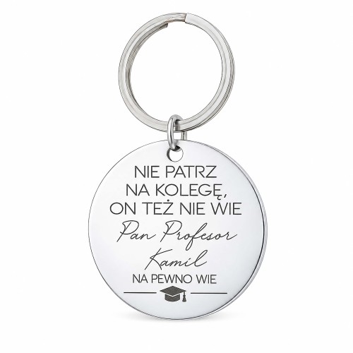 ŚMIESZNY BRELOK DLA NAUCZYCIELA Z IMIENIEM – „NIE PATRZ NA KOLEGĘ, ON TEŻ NIE WIE” PERSONALIZOWANY PREZENT