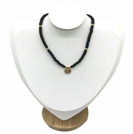 NASZYJNIK CZARNE KORALIKI BOHO MEDALION.png